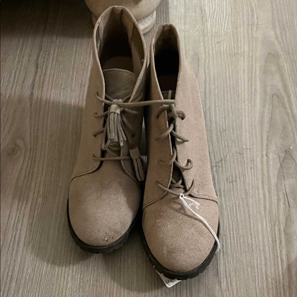 Restricted Women's Lace Up Tan Ankle Boots
Rodeo Western Cowboy attire sz 8